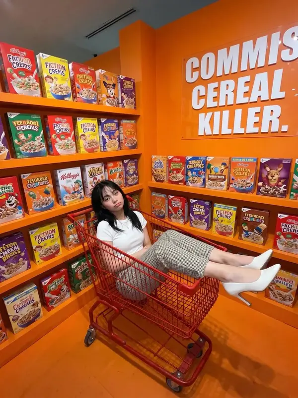 Cereal Store Candid: Shopping Cart Pose — image 1