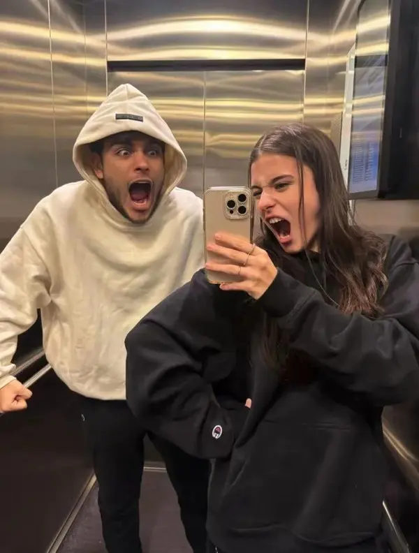 Elevator Selfie Manga — image 2