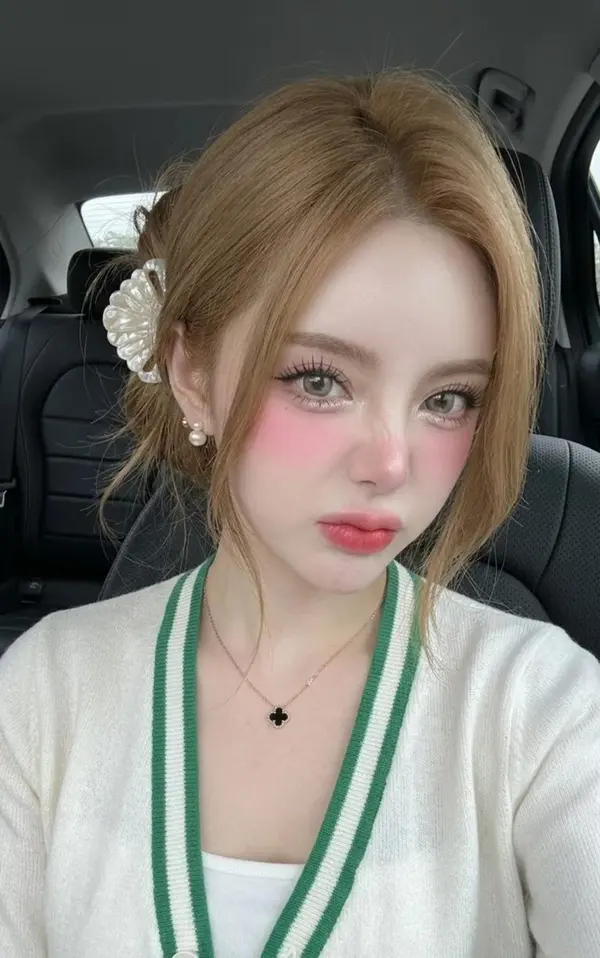 Car Selfie: Soft-Glam Close-Up — image 2