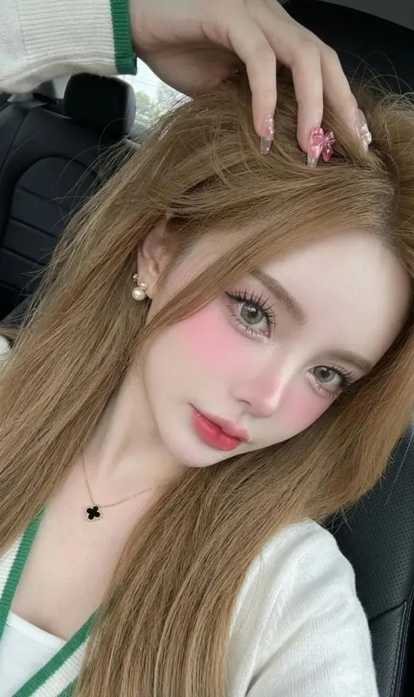 Car Selfie: Soft-Glam Close-Up — image 4