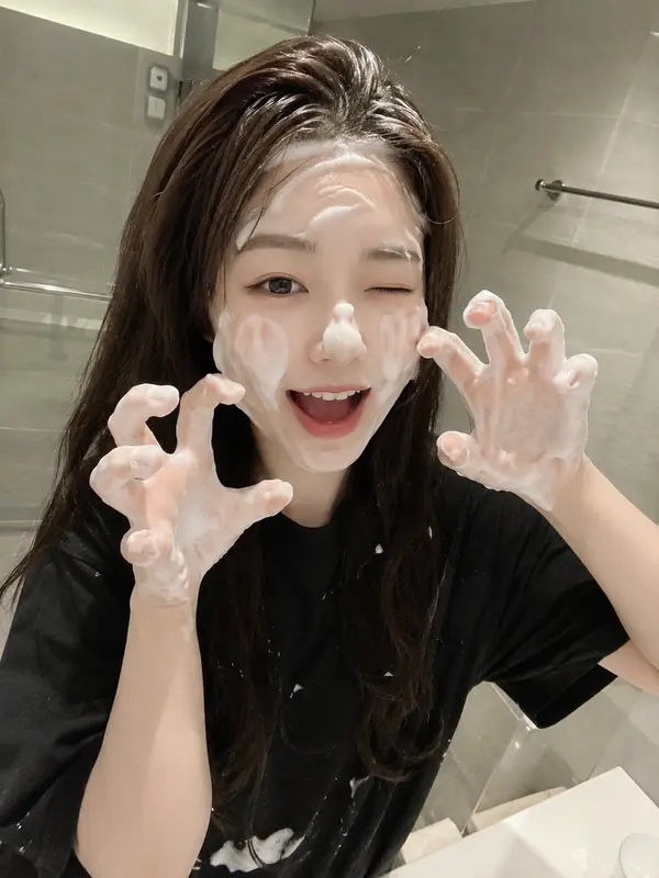 Skincare selfie with facial foam — image 2