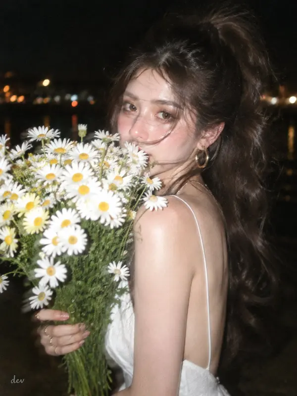 Nighttime Daisy Portrait — image 3