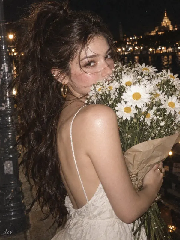 Nighttime Daisy Portrait — image 4